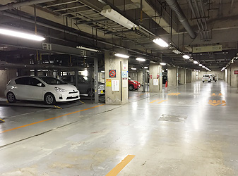 地下２階の駐車スペースの写真